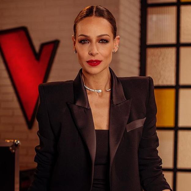 Camisa negra y zapatillas blancas: el look cómodo, fácil de copiar y made in Spain de Eva González con el que arrasar seguro