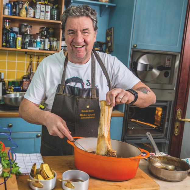 Koldo Royo preparando el ossobuco de su recetario. 