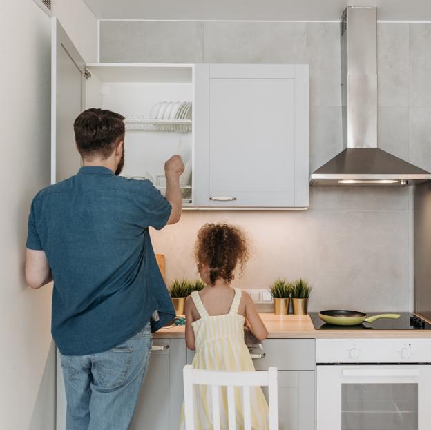 El método japonés de las 5s nos recomienda mantener los armarios de la cocina bien organizados en todo momento.