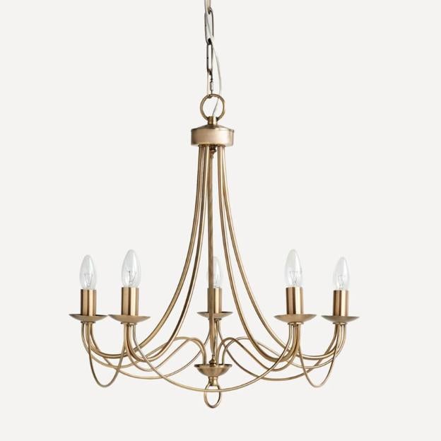 Las lámpras de araña son muy elegantes y perfectas para conseguir resaltar el pasillo.