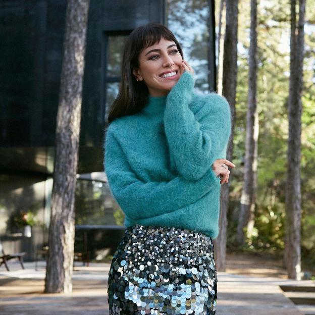 Jersey verde, falda midi y tacón cómodo: el look rejuvenecedor que arrasa