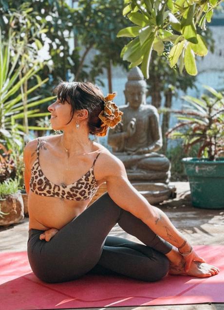 Practicar esta postura ayuda a reducir el estrés y la tensión/@YOGA_WOMAN