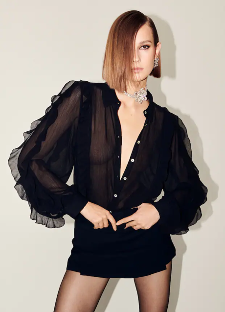 Blusa de textura con volantes, 35,99€.