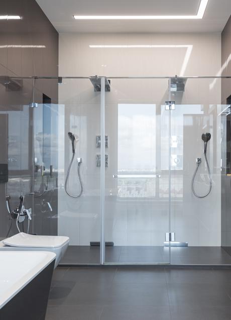 La placha ducha a ras de suelo y con mampara transparente aumenta la sensación de amplitud/PEXELS