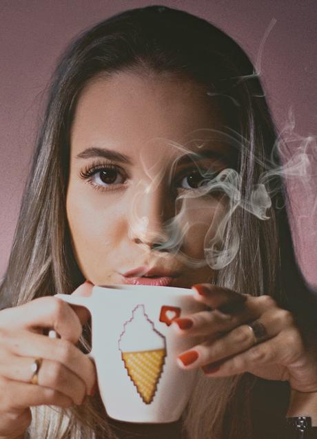 Mujer con una taza de té