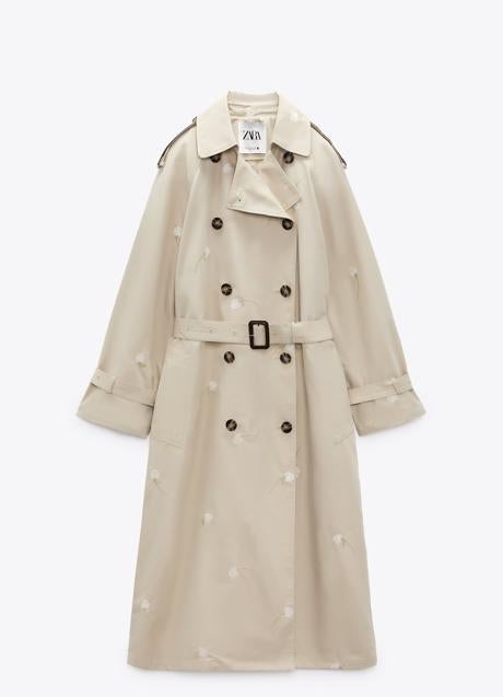 Trench con flores bordadas de Zara (89,99 euros)