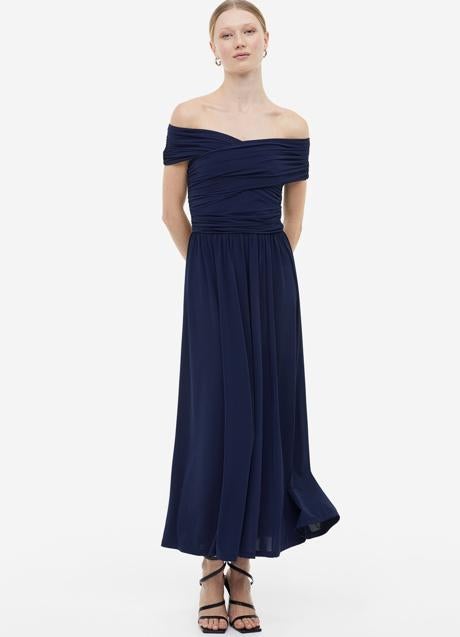 Vestido con los hombros al aire de H&M (59,99 euros)