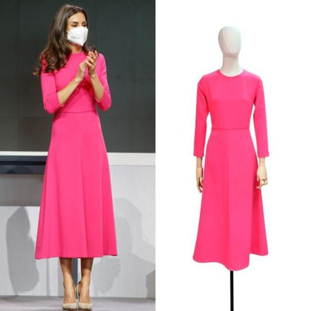 La reina Letizia, en 2022, con un vestido rosa de Moisés Nieto.