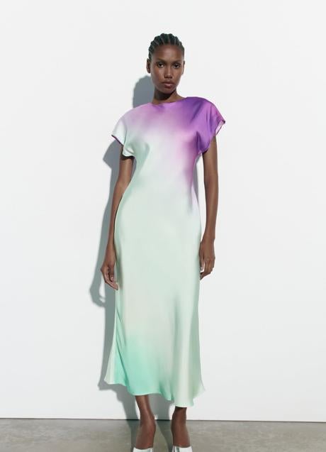 Vestido de satén con estampación tie dye, 39,95€.
