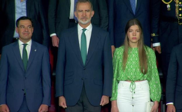 La infanta Sofía y su padre, Felipe VI, mientras suena el himno de España al comienzo del partido.