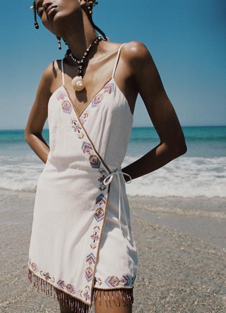 Vestido corto de Zara (39,99 euros)