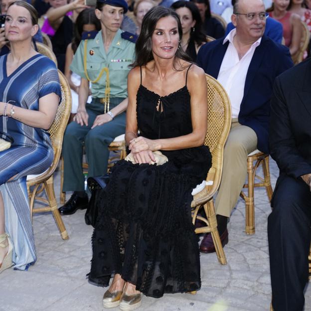 La reina Letizia sentada antes de la proyección de la película.