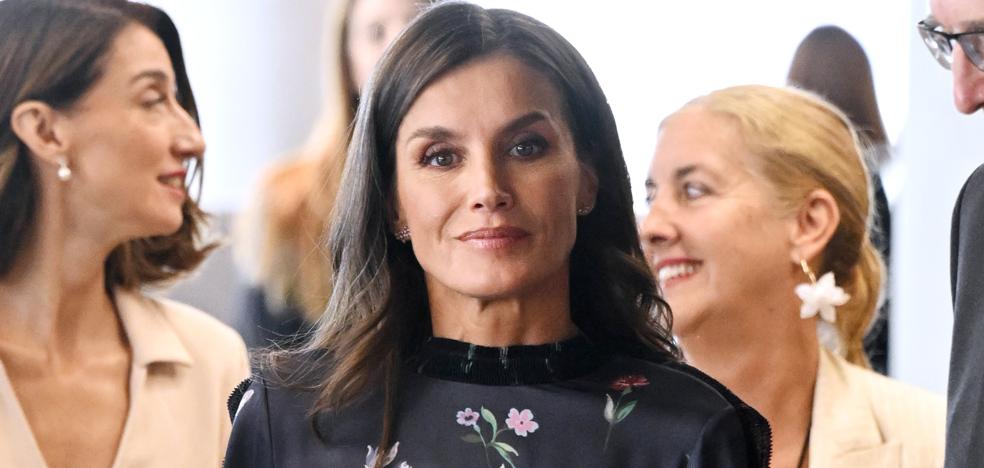 La Reina Letizia Estrena Un Vestido De Armani Perfecto Para Entretiempo