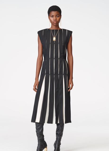 Vestido bicolor en blanco y negro de Zara Studio. Foto: Zara.