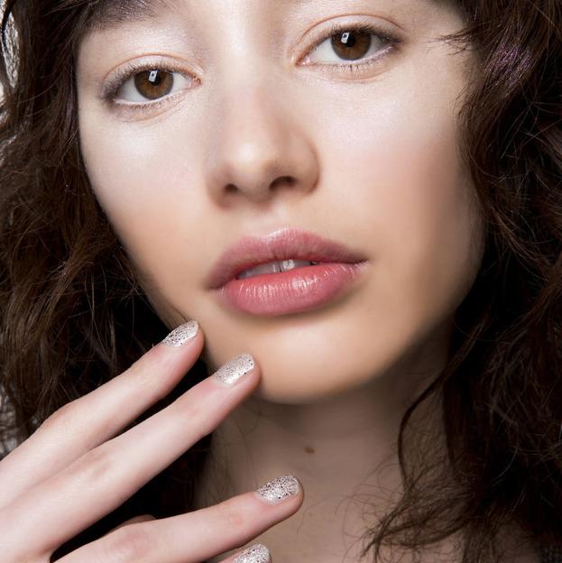 Ideas de manicura glitter sencilla para deslumbrar con la estética de uñas más llevada del invierno
