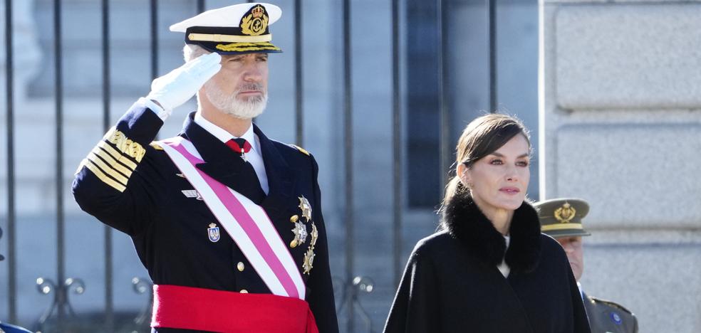 La Reina Letizia Soprende En La Pascua Militar Con Un Top Satinado Y