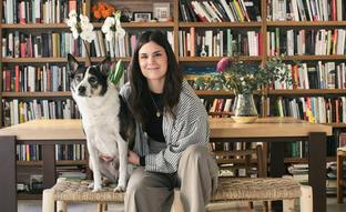 Los tesoros secretos que guarda la escritora Elvira Sastre en su preciosa casa en la sierra: libros, perros y un altar a los muertos