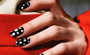 Dot nails, la manicura de lunares que arrasa esta primavera-verano