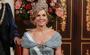Máxima de Holanda sorprende con un escote bardot y un vestido azul en la cena de gala con la reina Letizia