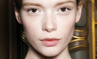 Las mejores esencias faciales que usar si quieres tener una piel luminosa y aterciopelada