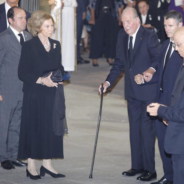 La reina Sofía y el rey don Juan Carlos a la salida de la iglesia catedral.