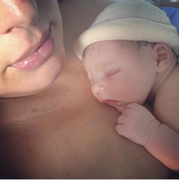 Tania Llasera muestra la primera imagen de su hijo, Pepe Bowie./Instagram