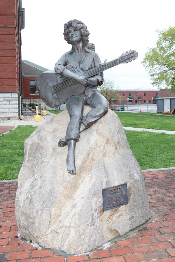 Estatua de bronce de Dolly Parton en su ciudad natal, Sevierville