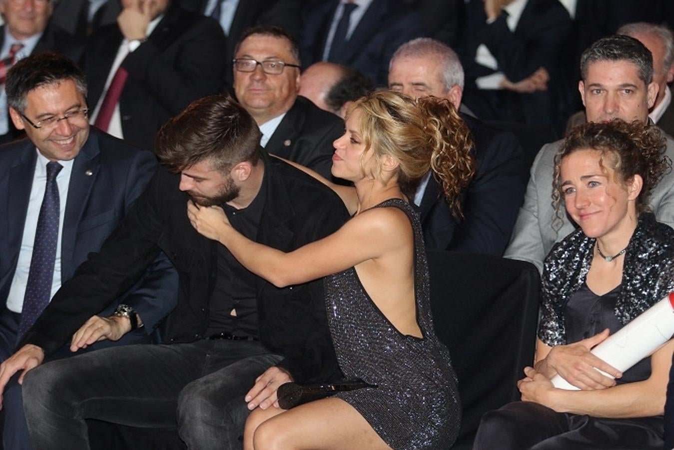 Shakira se abraza a Gerard Piqué, mejor jugador catalán de 2015