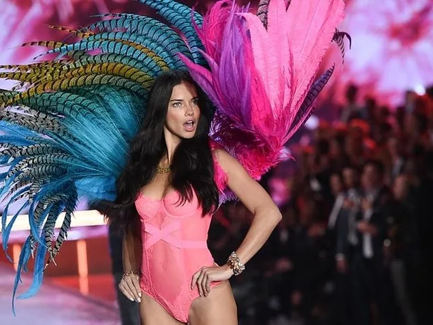 Adriana Lima en el desfile de Victoria's Secret 2015./