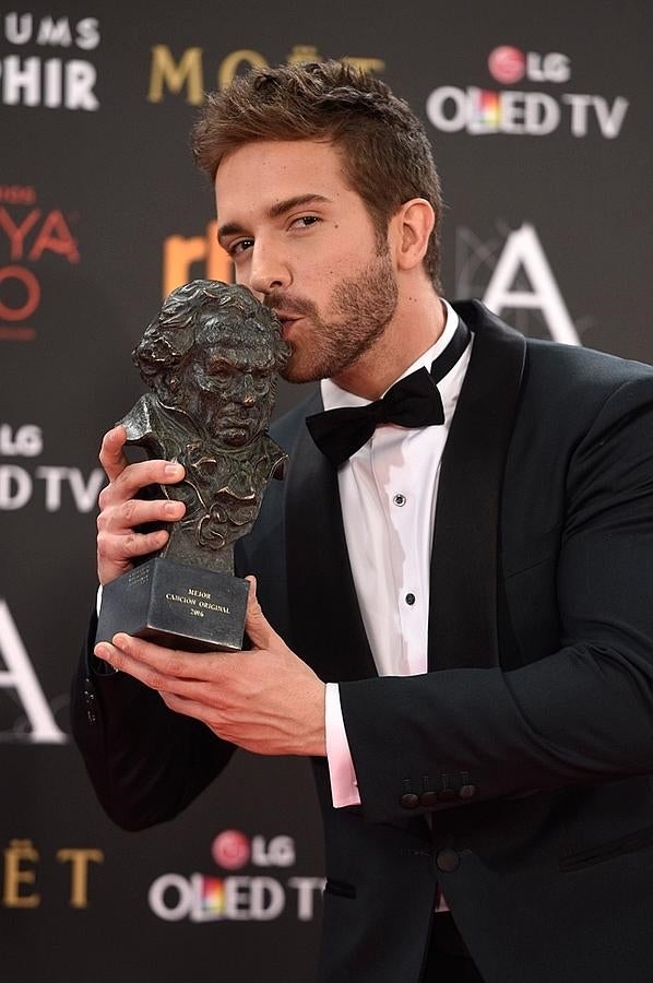 Pablo Alborán besa su Premio Goya 2016