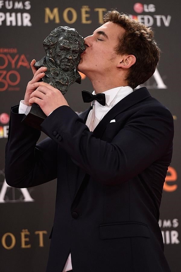 Miguel Herrán besa su Premio Goya 2016