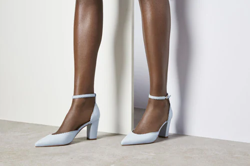 Zapatos modelo Alexa de LK Benett y Bionda Castana