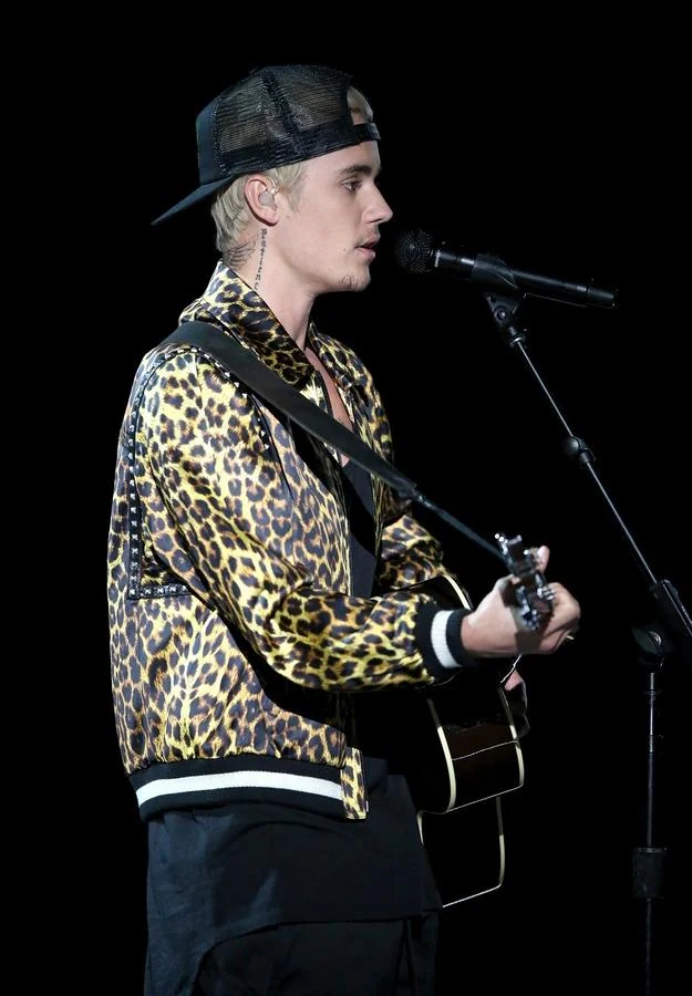 Premios Grammy 2016: Justin Bieber a la guitarra