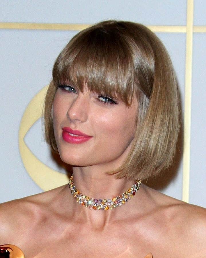 Taylor Swift con su nuevo corte de pelo en los Grammy 2016