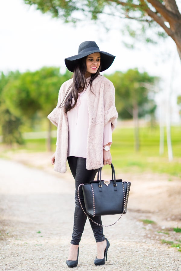 Look de Crímenes de la moda con abrigo de pelo