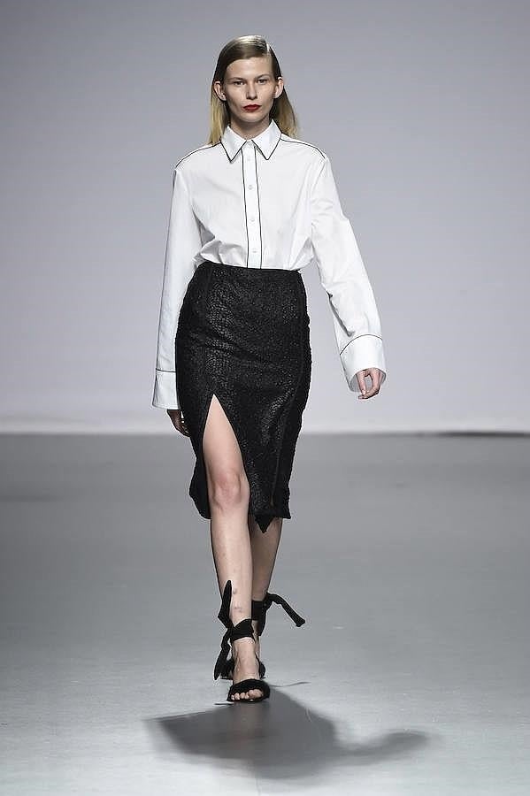 Desfile Ángel Schlesser en la MBFW Madrid: look 'working girl'