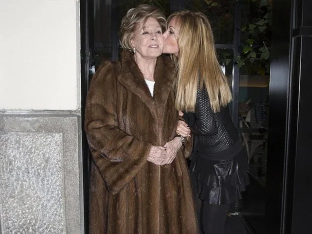 Lara Dibildos besa a su madre en su 85 cumpleaños./gtres.