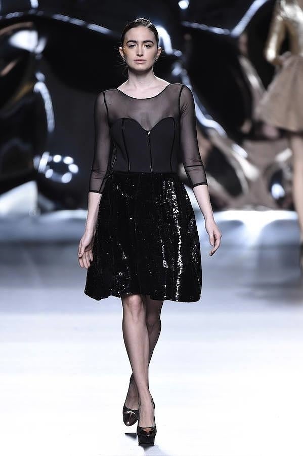 Desfile Maya Hansen en la MBFWM: vestido negro