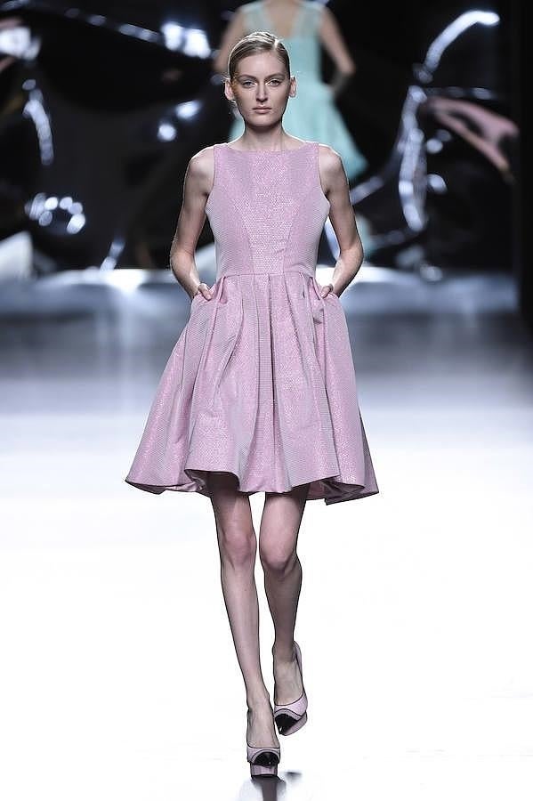 Desfile Maya Hansen en la MBFWM: tono rosa