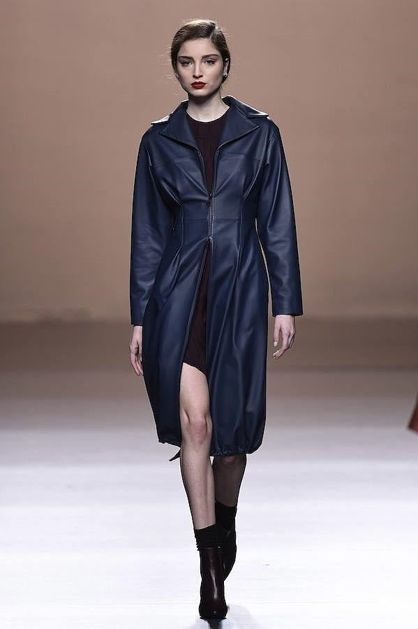 Desfile Roberto Torretta en la MBFWM: abrigo azul