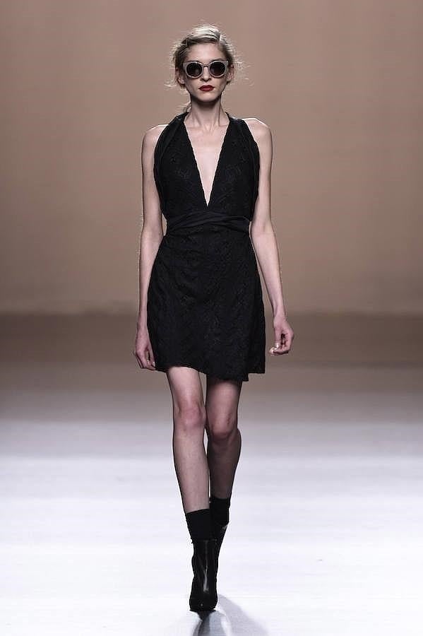 Desfile Roberto Torretta en la MBFWM: vestido negro