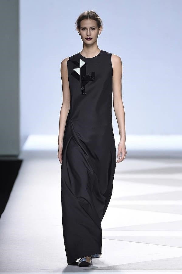 Desfile Devota & Lomba en la MBFWM: vestido negro