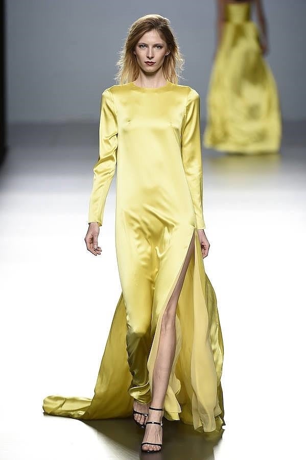 Desfile The 2nd Skin en la MBFWM: vestido amarillo