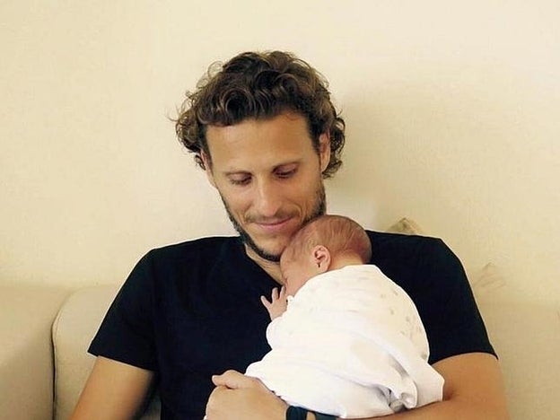 La imagen con la que Diego Forlán ha anunciado al mundo que es papá./facebook.