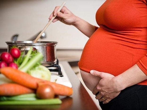 Durante el embarazo es importante cuidar la alimentación/Fotolia