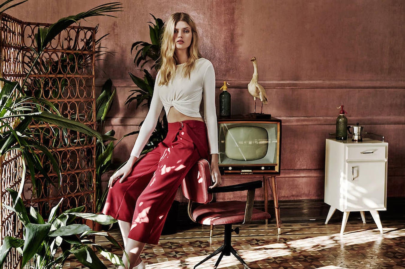 Look blanco y rojo de la campaña de Stradivarius para la primavera de 2016