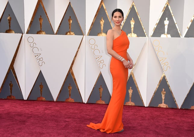 La alfombra roja de los Oscar: Olivia Munn