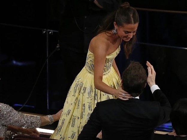 Alicia Vikander y Michael Fassbender nos regalan el gran beso de los Premios Oscar 2016./cordon press.