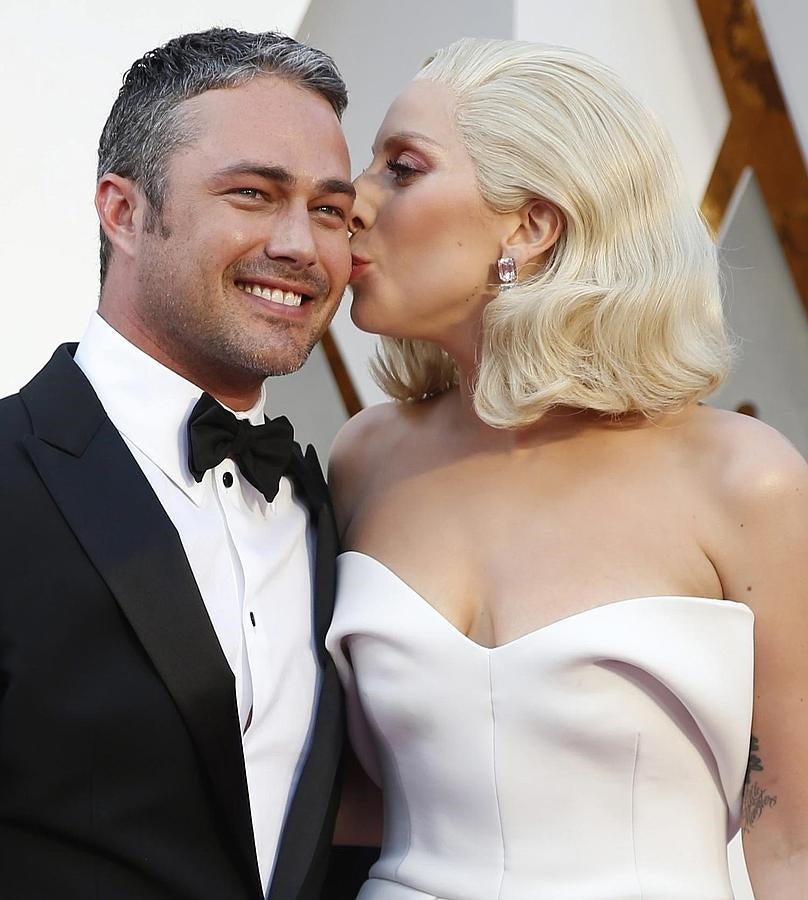 Besos y abrazos en los Premios Oscar 2016: Lady Gaga y Taylor Kinney