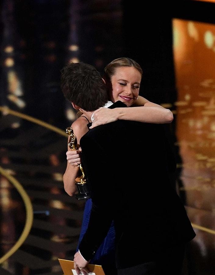 Brie Larson se abraza a Eddie Redmayne tras ganar el Premio Oscar